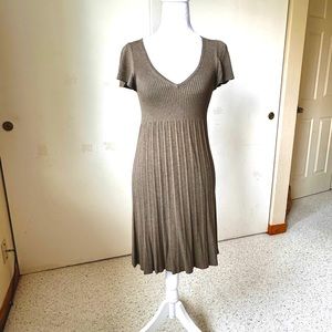 💚 MAX STUDIO OLIVE GREEN PLEATED SWEATER DRESS~V-NECKLINE - small